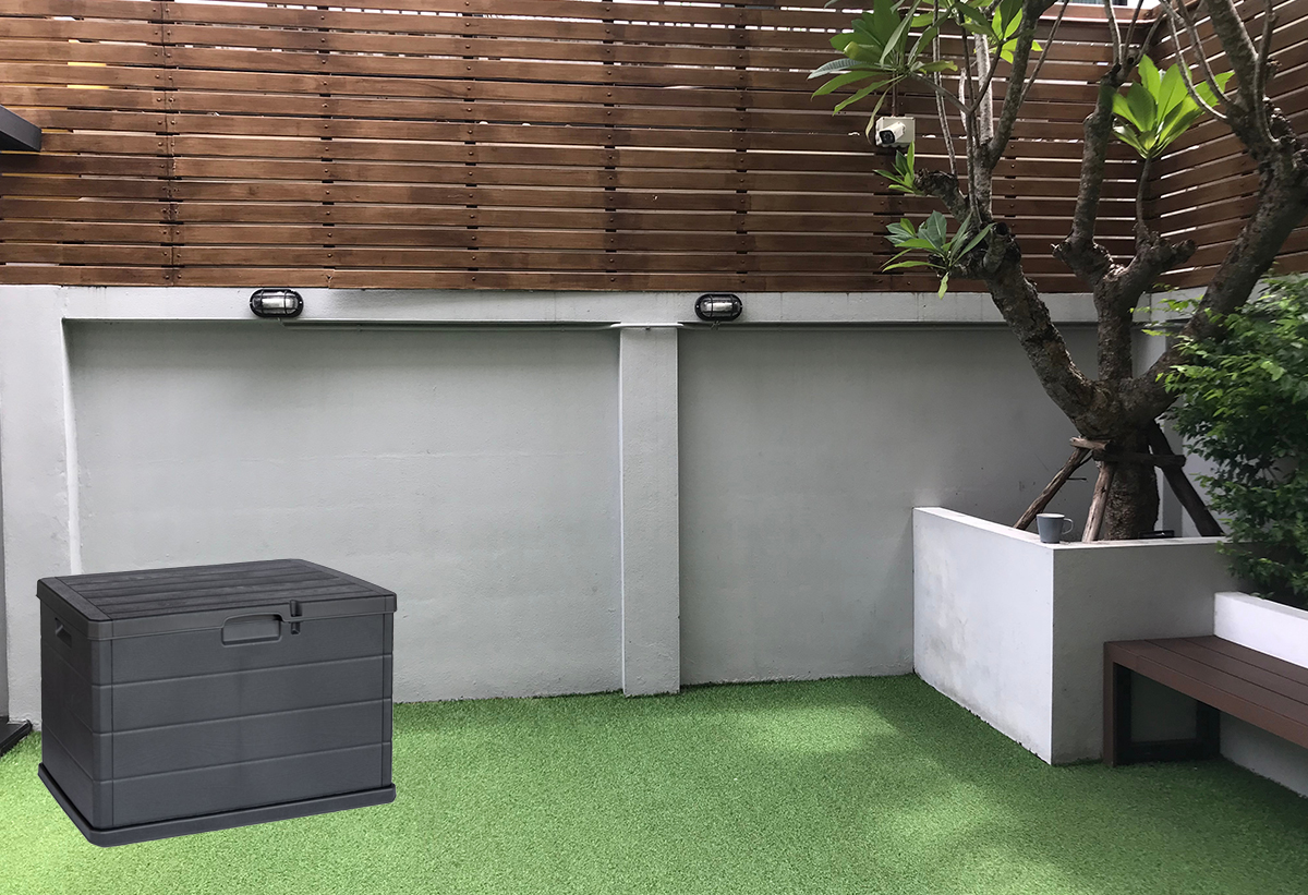 Δειχνει το μπαούλο τοποθετημένο σε κήπο σπιτιού